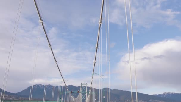 Driving Lions Gate Bridge Mountains Blue Sky Background Downtown Vancouver — Stock videók