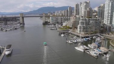 False Creek, Vancouver, British Columbia, Kanada - 11 Nisan 2022: Batı Sahili Pasifik Okyanusu üzerindeki modern Cityscape. Şehir merkezi Skyline ve Burrard Köprüsü. Hava Görünümü