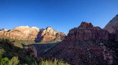 Amerikan Dağları manzarası. Güneşli Sabah Gökyüzü. Zion Ulusal Parkı, Utah, Amerika Birleşik Devletleri. Doğa Arkaplanı