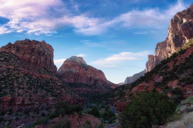 Amerikan Dağları manzarası. Güneşli Bulutlu Gündoğumu Gökyüzü Sanat Sunucusu. Zion Ulusal Parkı, Utah, Amerika Birleşik Devletleri. Doğa Arkaplanı