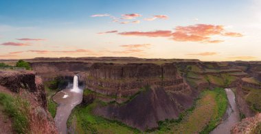 Amerikan Dağ Manzarası 'ndaki Şelale Panoramik Manzarası. Sunset Sky Sanat Sunucusu. Palouse Falls Eyalet Parkı, Washington, Amerika Birleşik Devletleri. Doğa Arkaplan Panoraması