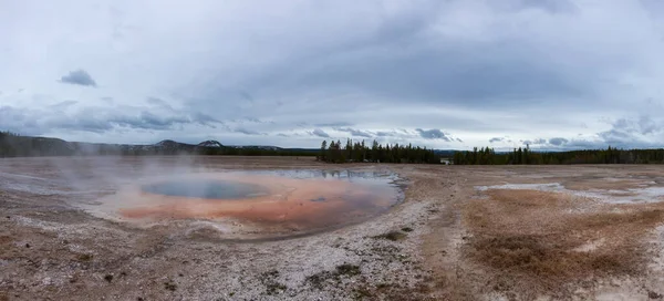 Hot Spring Geyser Colorful Water American Landscape Cloudy Sky Yellowstone — ストック写真