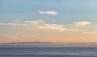 Renkli bir günbatımında ya da gün doğumunda bulutların panoramik görüntüsü. British Columbia, Kanada 'nın batı kıyısında çekilmiştir..