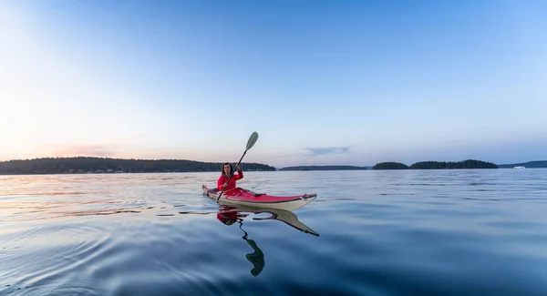 Donna Avventurosa Sul Mare Kayak Remare Nell Oceano Pacifico Tramonto — Foto Stock