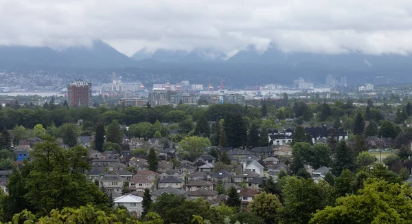 Residential Homes Modern City Mountain Landscape View Queen Elizabeth Park — 스톡 사진