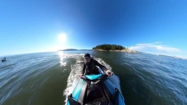 Vancouver, British Columbia, Kanada - 23 Haziran 2022: Okyanusta Maceraperest İnsanlar Batı Sahili Pasifik Kuzeybatı. 360 Kamera