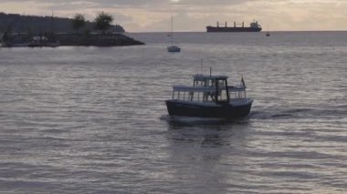 Vancouver, British Columbia, Kanada - 7 Mayıs 2022: Pacific Ocean 'ın batı kıyısındaki False Creek, Downtown City' de Water Taxi. Yavaş Hareket