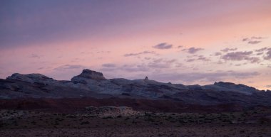 Çölde, Sunset 'te Kızıl Kaya oluşumları. Bahar sezonu. Goblin Vadisi Eyalet Parkı. Utah, Birleşik Devletler. Doğa Arkaplanı.