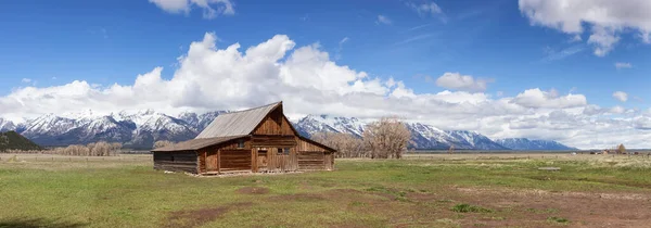 Barn Trees Land Mountains American Landscape Spring Season Mormon Row — Stock fotografie