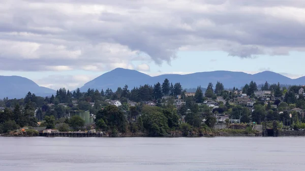 Homes Water Surrounded Tees Mountains Summer Season Nanaimo Vancouver Island — Zdjęcie stockowe