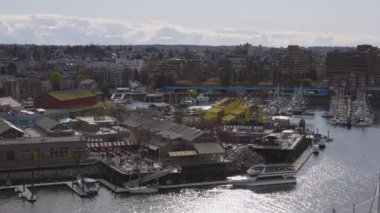 False Creek, Vancouver, British Columbia, Kanada - 11 Nisan 2022: Batı Sahili Pasifik Okyanusu üzerindeki modern Cityscape. Şehir merkezi Skyline ve Burrard Köprüsü. Hava Görünümü