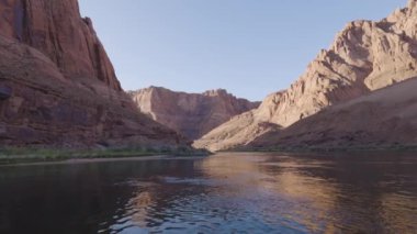 Colorado Nehri, Glen Kanyonu, Arizona, Amerika Birleşik Devletleri. Amerikan Dağları Doğa Manzarası Arkaplanı. Güneşli Gündoğumu. Yavaş Hareket