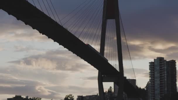 ニューウェストミンスターとサリー グレーターバンクーバー ブリティッシュコロンビア州 カナダのスカイトレイン橋 サンセット スカイ ブラウンズビルバーパーク — ストック動画