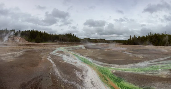 Horké Jarní Gejzír Barevnou Vodou Americké Krajině Cloudy Sky Yellowstonský — Stock fotografie