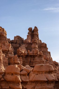 Kızıl Kaya oluşumları ve Çölde Gündoğumunda Serseriler. Bahar sezonu. Goblin Vadisi Eyalet Parkı. Utah, Birleşik Devletler. Doğa Arkaplanı.