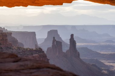 Desert Canyon 'daki Manzaralı Amerikan Manzarası ve Kızıl Kaya Dağları. Bahar sezonu. Günbatımı Gökyüzü. Kanyonlar Ulusal Parkı 'ndaki Mesa Kemeri. Utah, Birleşik Devletler. Doğa Arkaplanı.