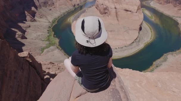 在美国亚利桑那州佩奇的马蹄弯的冒险性白人女人 美国自然名胜古迹 探险及旅游 — 图库视频影像