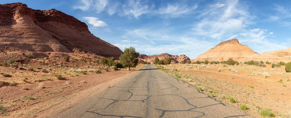Scenic Road Dry Desert Red Rocky Mountains Background Oljato Monument — Stockfoto