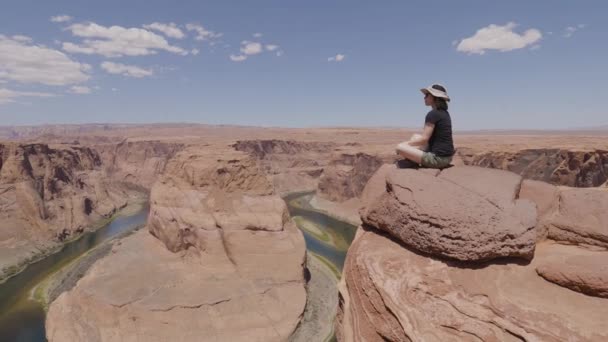 Avontuurlijke Blanke Vrouw Bij Horseshoe Bend Page Arizona Verenigde Staten — Stockvideo