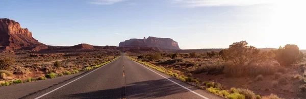 Scenic Road Dry Desert Red Rocky Mountains Background Oljato Monument — Zdjęcie stockowe