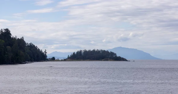 Islands Trees Lighthouse Surrounded Homes Cloudy Day Summer Season Nanaimo — Foto Stock