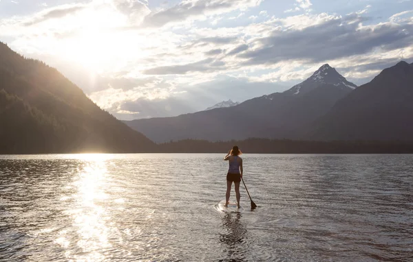 Adventurous Woman Paddle Boarding Lake Canadian Mountain Landscape Chilliwack Lake — Stock fotografie