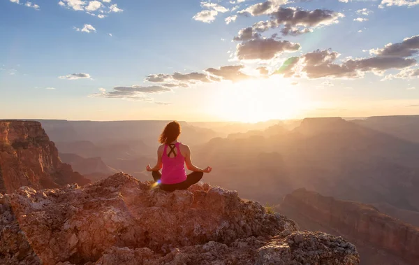 Adventurous Traveler Woman Doing Meditation Desert Rocky Mountain American Landscape — Zdjęcie stockowe