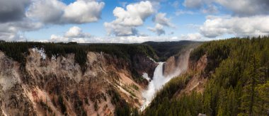 Rocky Canyon, River ve Waterfall, Amerikan Peyzajı. Yellowstone 'un Büyük Kanyonu. Bulutlu Gök Sanatı Hazırlama. Yellowstone Ulusal Parkı. Birleşik Devletler. Doğa Arkaplanı.