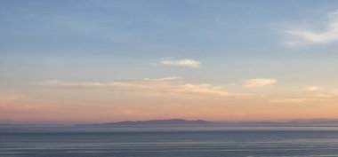 Renkli bir günbatımında ya da gün doğumunda bulutların panoramik görüntüsü. British Columbia, Kanada 'nın batı kıyısında çekilmiştir..