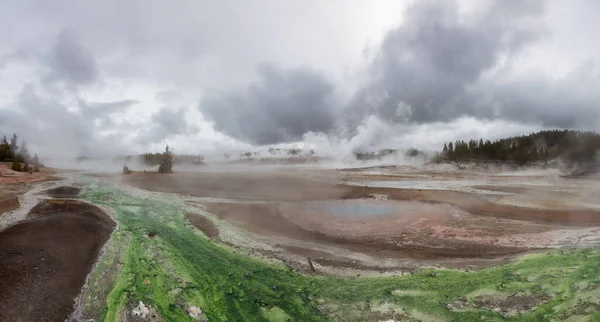 Hot Spring Geyser Colorful Water American Landscape Cloudy Sky Yellowstone — Fotografia de Stock