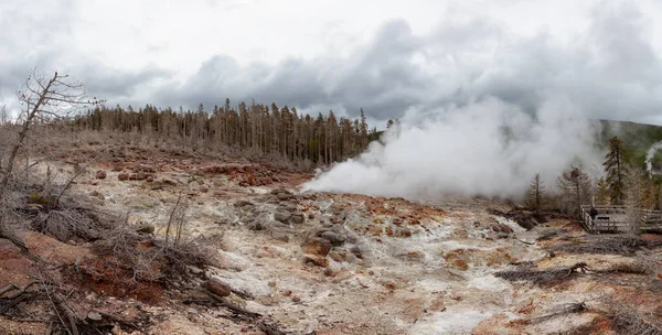 Horké Jarní Gejzír Barevnou Vodou Americké Krajině Cloudy Sky Yellowstonský — Stock fotografie