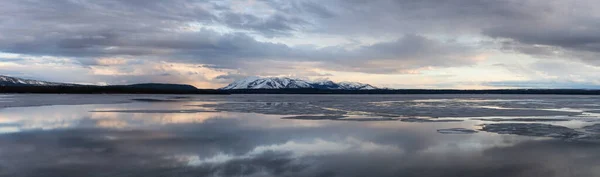 View Frozen Yellowstone Lake Snow Covered Mountains American Landscape Yellowstone — Stock fotografie