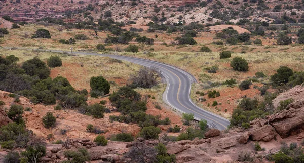 Scenic Road Surrounded Red Rock Mountains Desert Spring Season Canyonlands — Stock fotografie