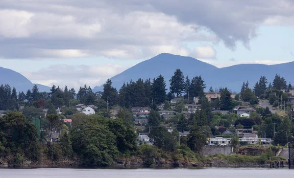 Homes Water Surrounded Tees Mountains Summer Season Nanaimo Vancouver Island — Fotografia de Stock