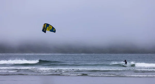 Tofino Vancouver Island British Columbia Canada July 2022 Man Kitesurfing — Fotografia de Stock