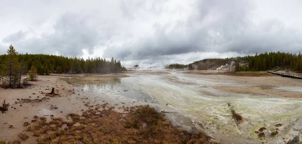 Horké Jarní Gejzír Barevnou Vodou Americké Krajině Cloudy Sky Yellowstonský — Stock fotografie