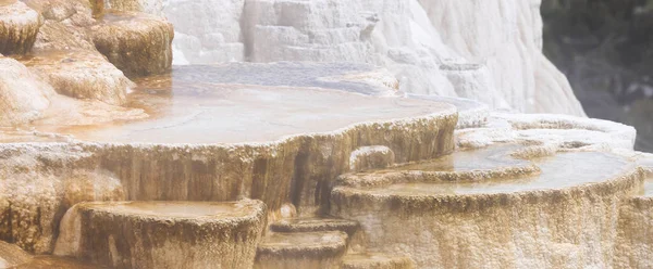 Gorący Wiosenny Krajobraz Kolorowym Kształtem Terenu Mammoth Hot Springs Yellowstone — Zdjęcie stockowe