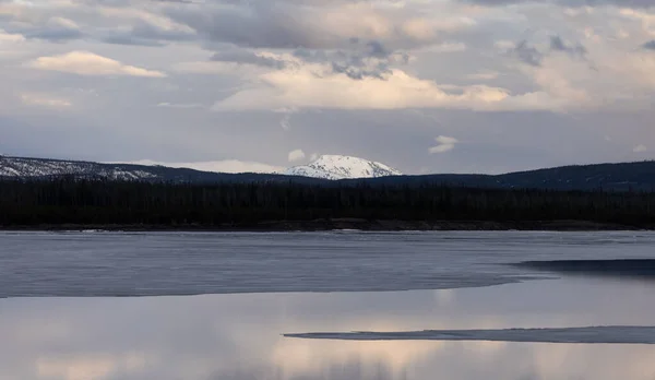 View Frozen Yellowstone Lake Snow Covered Mountains American Landscape Yellowstone — 图库照片