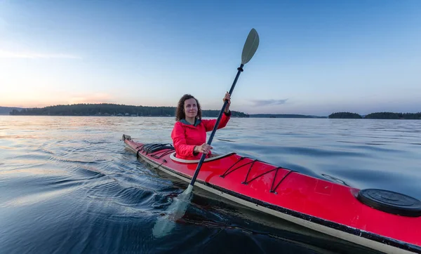 Abenteuerlustige Frau Paddelt Kajak Pazifik Sonniger Sommersonnenuntergang Aufgenommen Der Nähe — Stockfoto