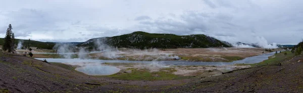 Hot Spring Geyser Colorful Water American Landscape Cloudy Sky Yellowstone — Fotografia de Stock