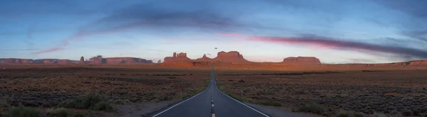 Scenic Road Dry Desert Red Rocky Mountains Background Sunrise Sky — 图库照片