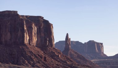 Çöl Rocky Dağı Amerikan Peyzajı. Günaydın Sunny Sunrise Sky. Oljato-Monument Valley, Utah, ABD. Doğa Arkaplanı