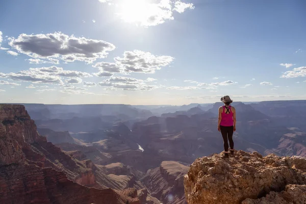 Adventurous Traveler Standing Desert Rocky Mountain American Landscape Cloudy Sunny — Stock fotografie