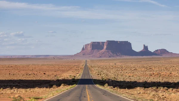 Scenic Road Dry Desert Red Rocky Mountains Background Oljato Monument — Stock fotografie