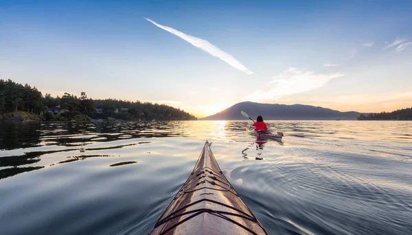 Femme Aventureuse Kayak Mer Pagayant Dans Océan Pacifique Coucher Soleil — Photo