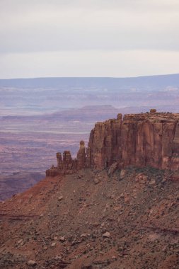 Desert Canyon 'daki Manzaralı Amerikan Manzarası ve Kızıl Kaya Dağları. Bahar sezonu. Canyonlands Ulusal Parkı. Utah, Birleşik Devletler. Doğa Arkaplanı.