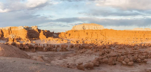 Κόκκινος Βράχος Στην Έρημο Στο Σάνσετ Άνοιξη Στο Πάρκο Γκόμπλιν — Φωτογραφία Αρχείου