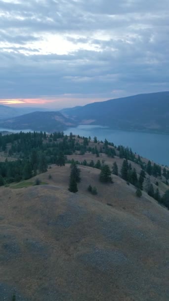 Aerial View Canadian Landscape Kalamalka Lake Mountains Colorful Cloudy Summer — ストック動画