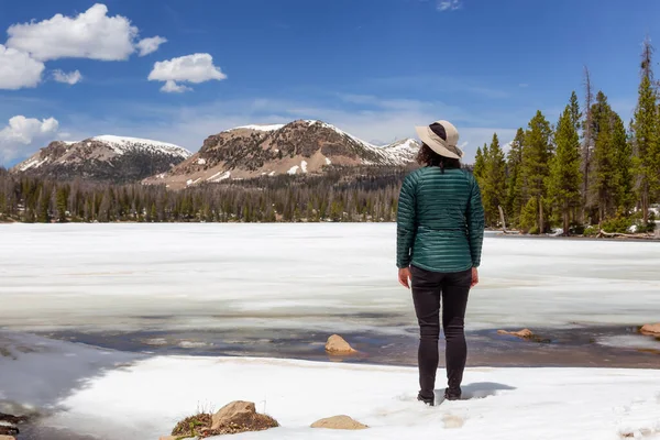 Woman Standing Snow Covered Lake Surrounded Trees Mountains Mirror Lake — Foto Stock