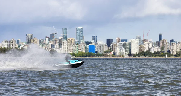 Avontuurlijke Blanke Vrouw Waterscooter Rijden Oceaan Moderne Stad Achtergrond Downtown — Stockfoto